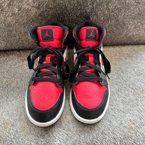 Boys mid Jordan’s size 3